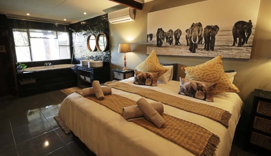 Letto e bagno della Elephant rooms al Ngalali retreat nella balule game reserve