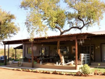 Patio del Ngalali Retreat nella Balule Game Reserve