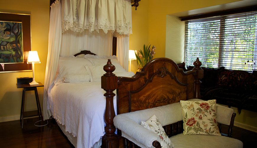 queen bed della maria suite all'illyria house