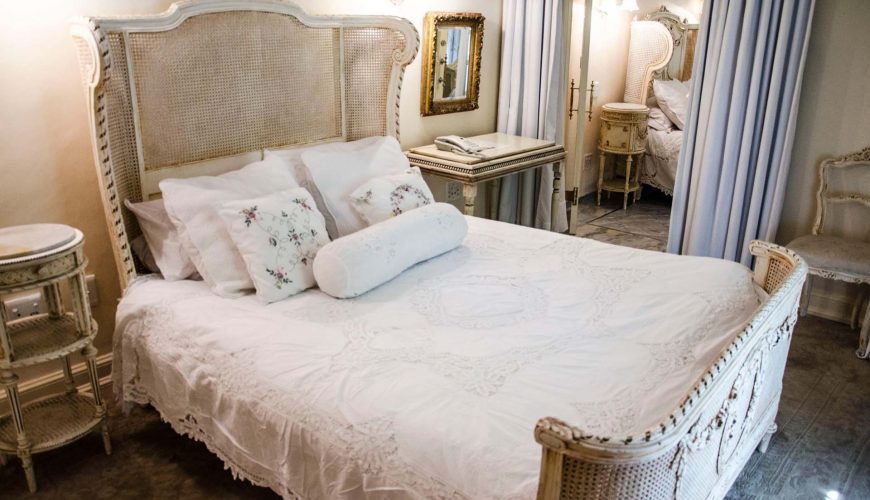 letto matrimoniale dell'Anna Suite all'Illyria House