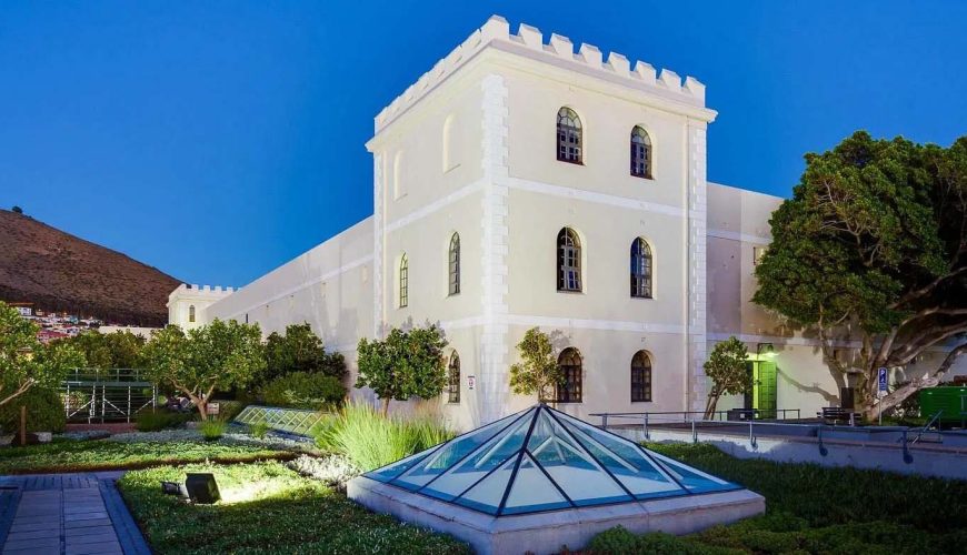 esterni illuminati di sera del Waterfornt Breakwater Lodge di Cape Town