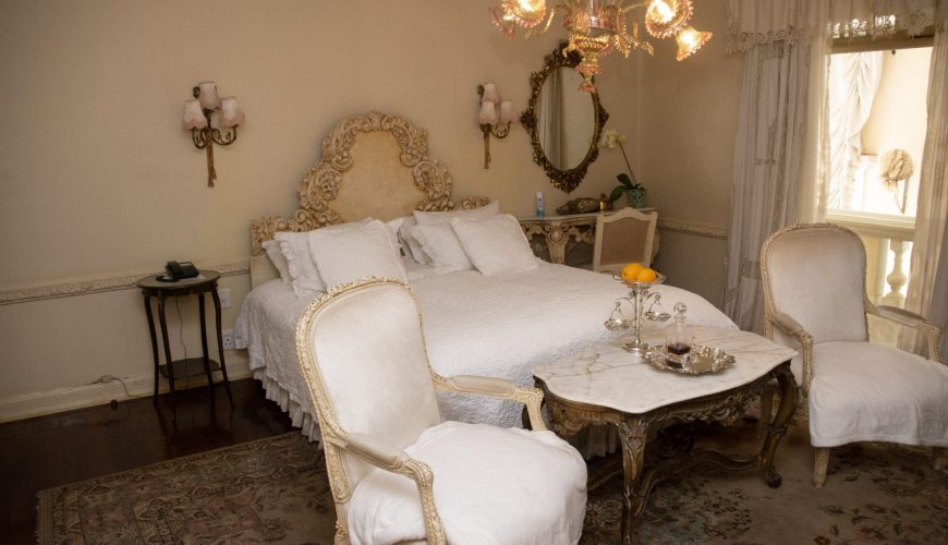 letto matrimoniale e arredamento d'epoca