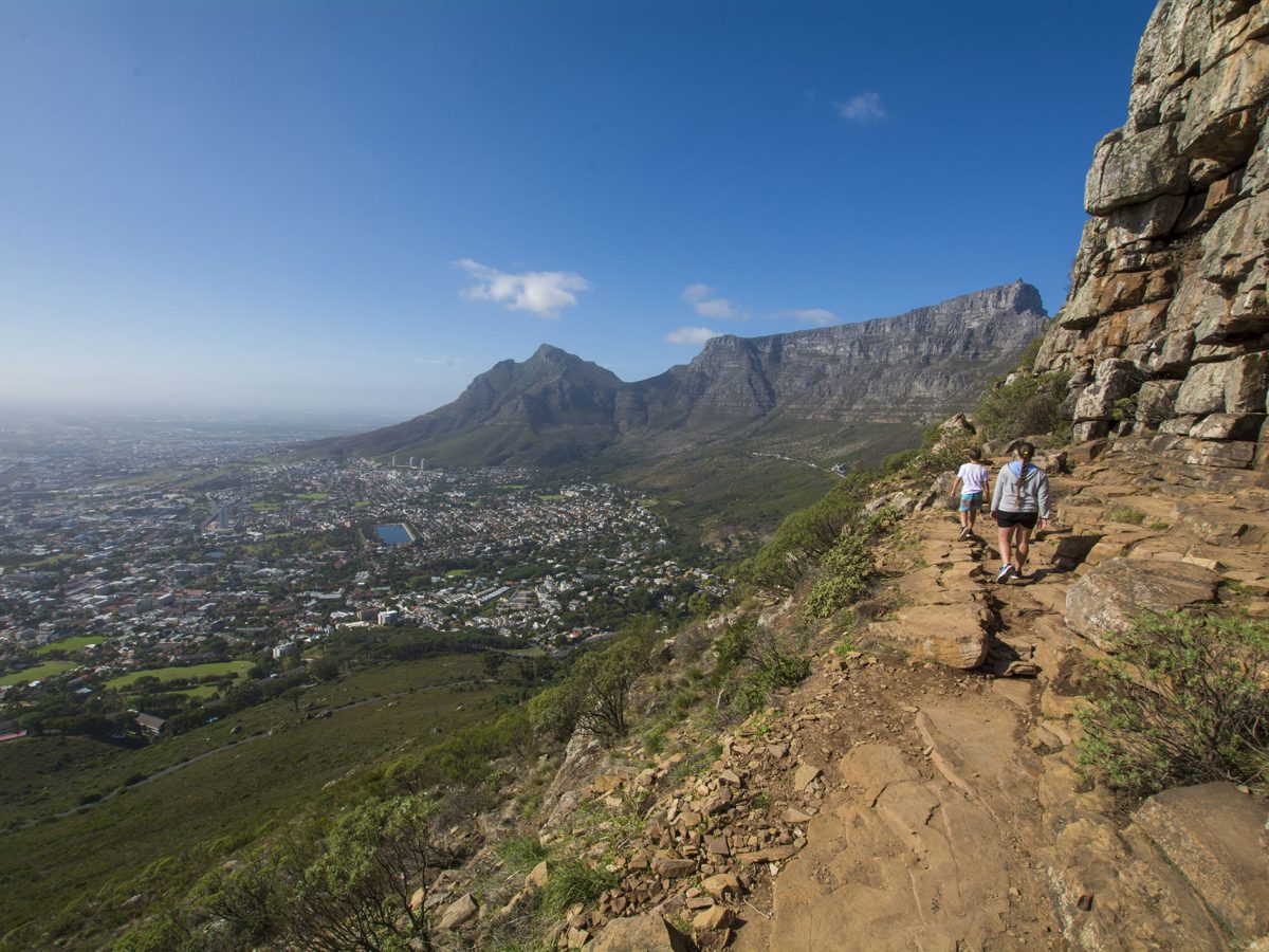 escursionisti lungo uno de sentieri che portano alla Table Mountain