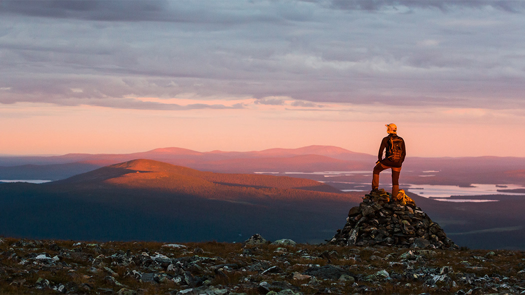 uomo ammira dall'alto il paesaggio del pallas-yllästunturi national park al tramonto