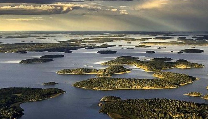 isolotti ricoperti da foresta nella regione dei laghi in Finlandia