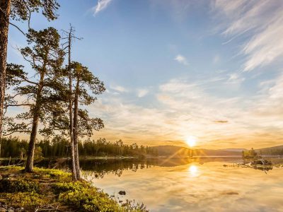 sole di mezzanotte sopra un lago della lapponia finlandese