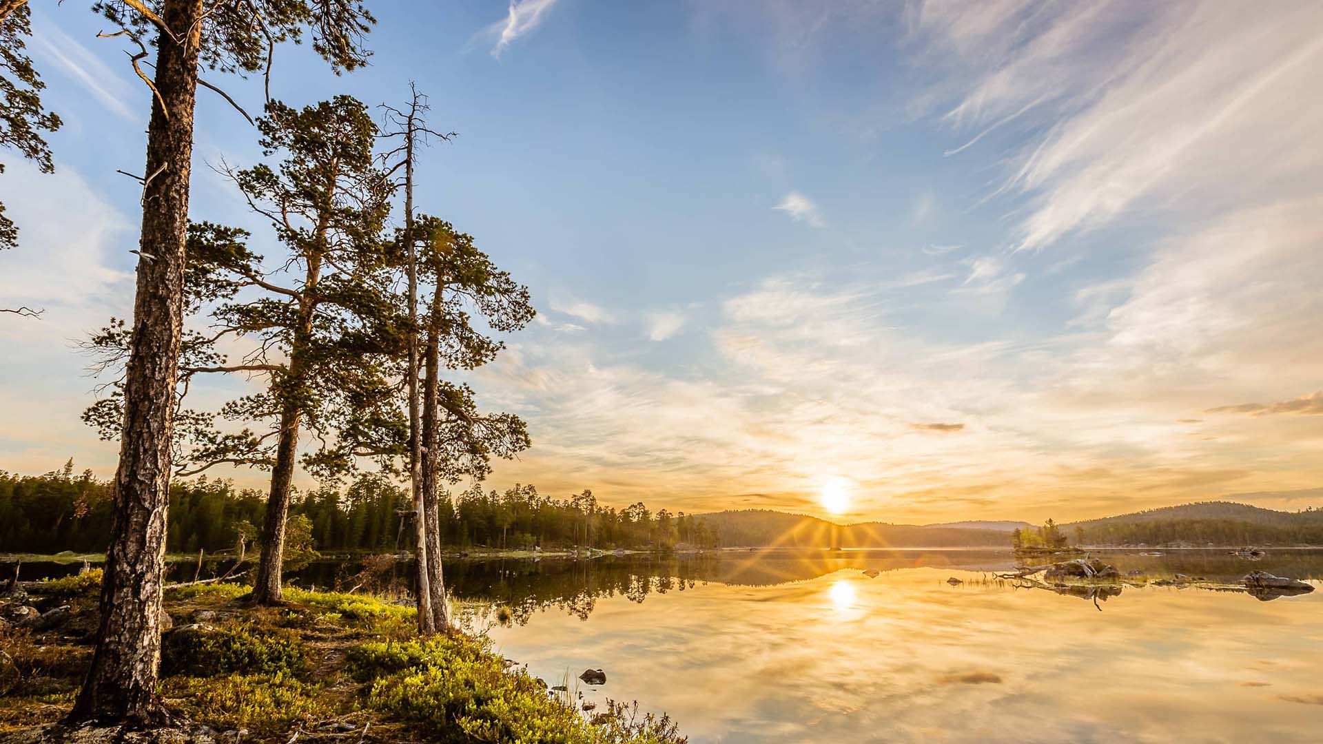 sole di mezzanotte sopra un lago della lapponia finlandese