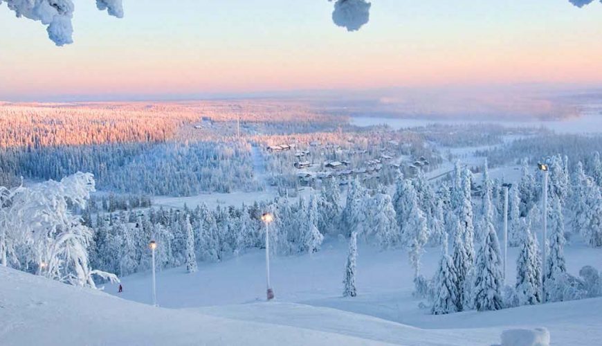 foresta e laghi innevati nella lapponia finlandese