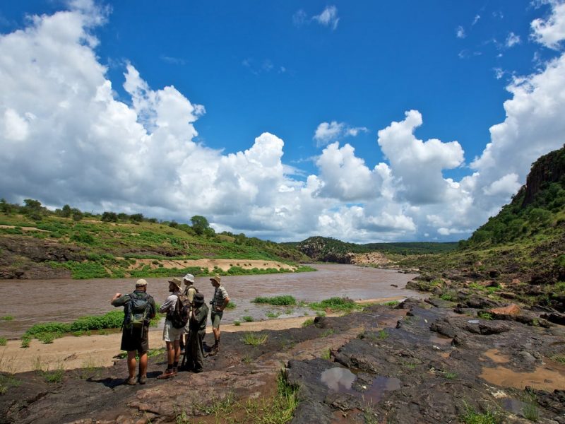 4 ragazzi lungo l'olifants river durante l'escursione a piedi