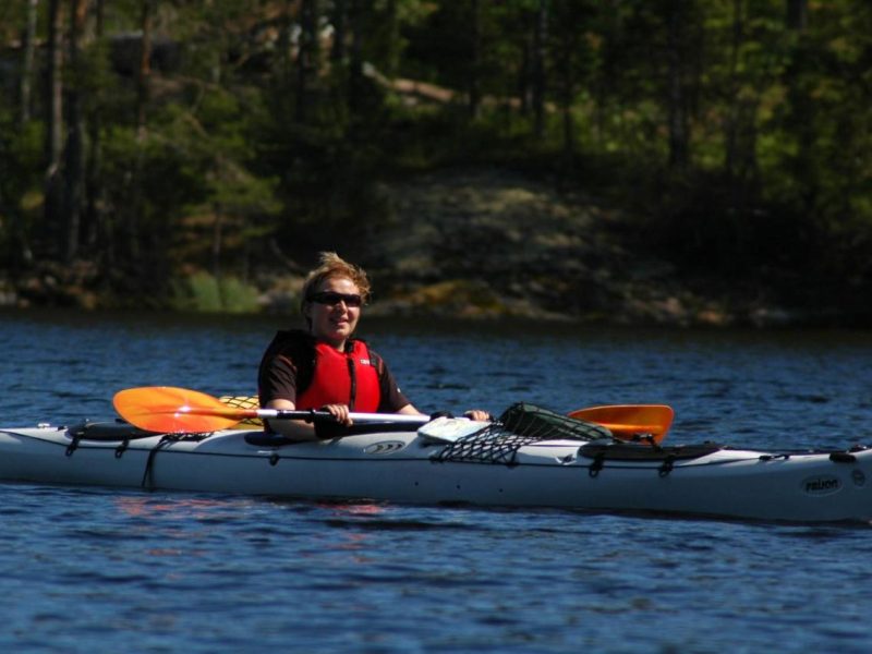ragazza in kayak nel lago saimaa