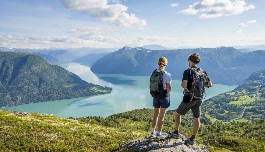 una coppia ammira il sognenfjord dall'alto