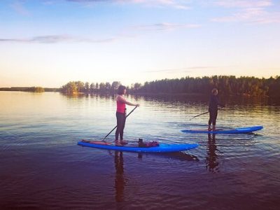 ragazze in sup nel lago saimaa
