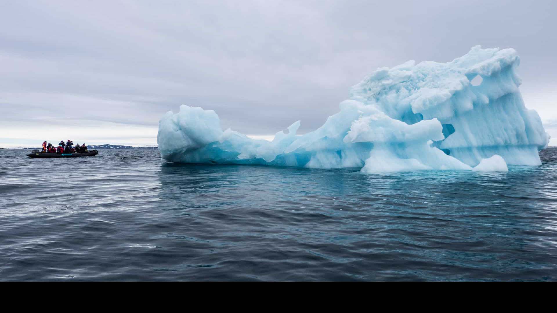 gommone vicino ad un iceberg alle spitsbergen