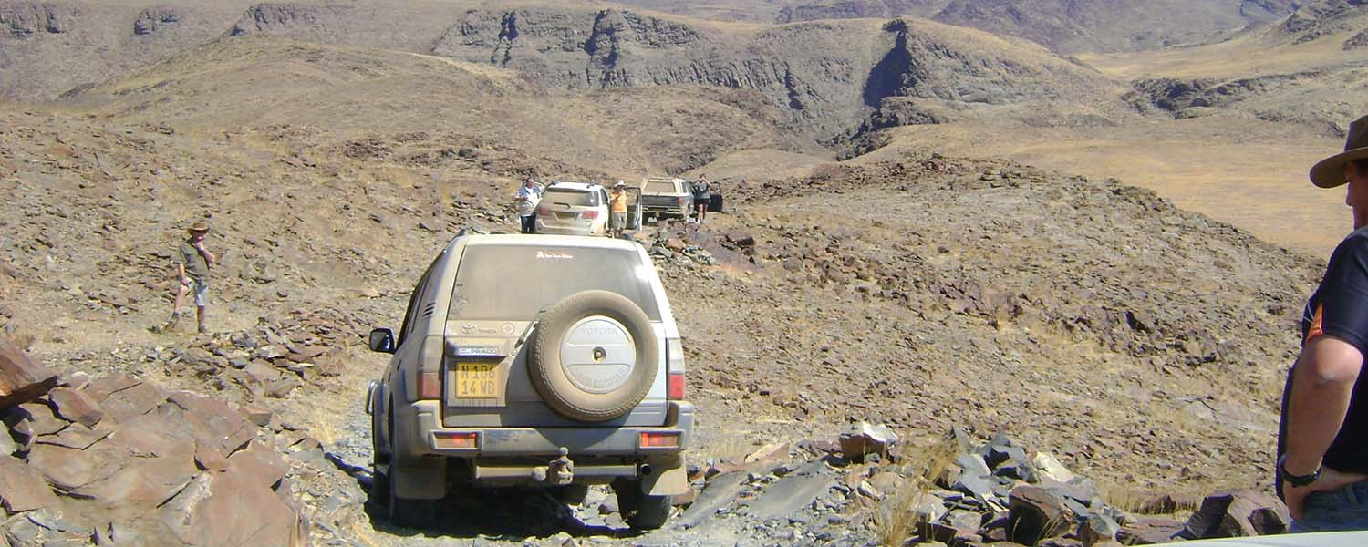 gruppo di fuoristrada nel deserto roccioso del damaraland