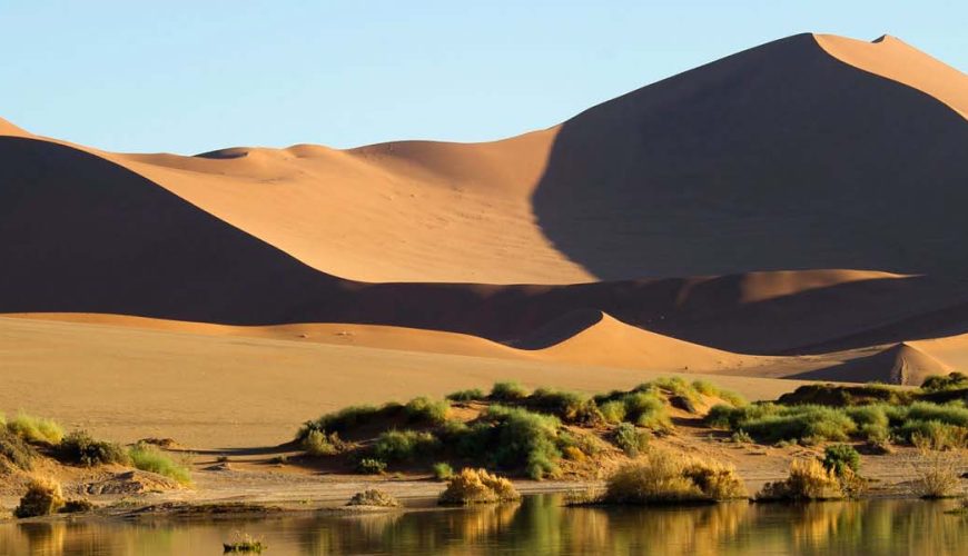 dune del sossuvlei riflesse nell'acqua