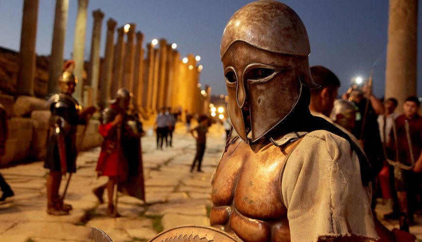 uomo con corazza e costume dell'antica Roma