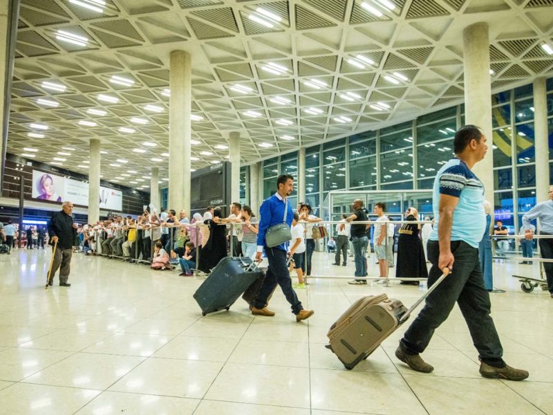passeggeri si avviano al check-in all'aeroporto di Amman