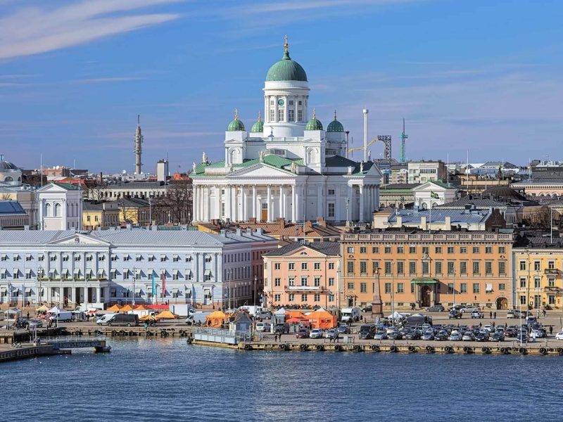 la cattedrale di Helsinki vista dal porto