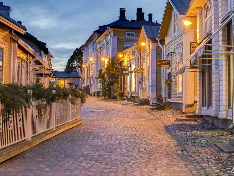 una via della città vecchia illuminata a old porvoo
