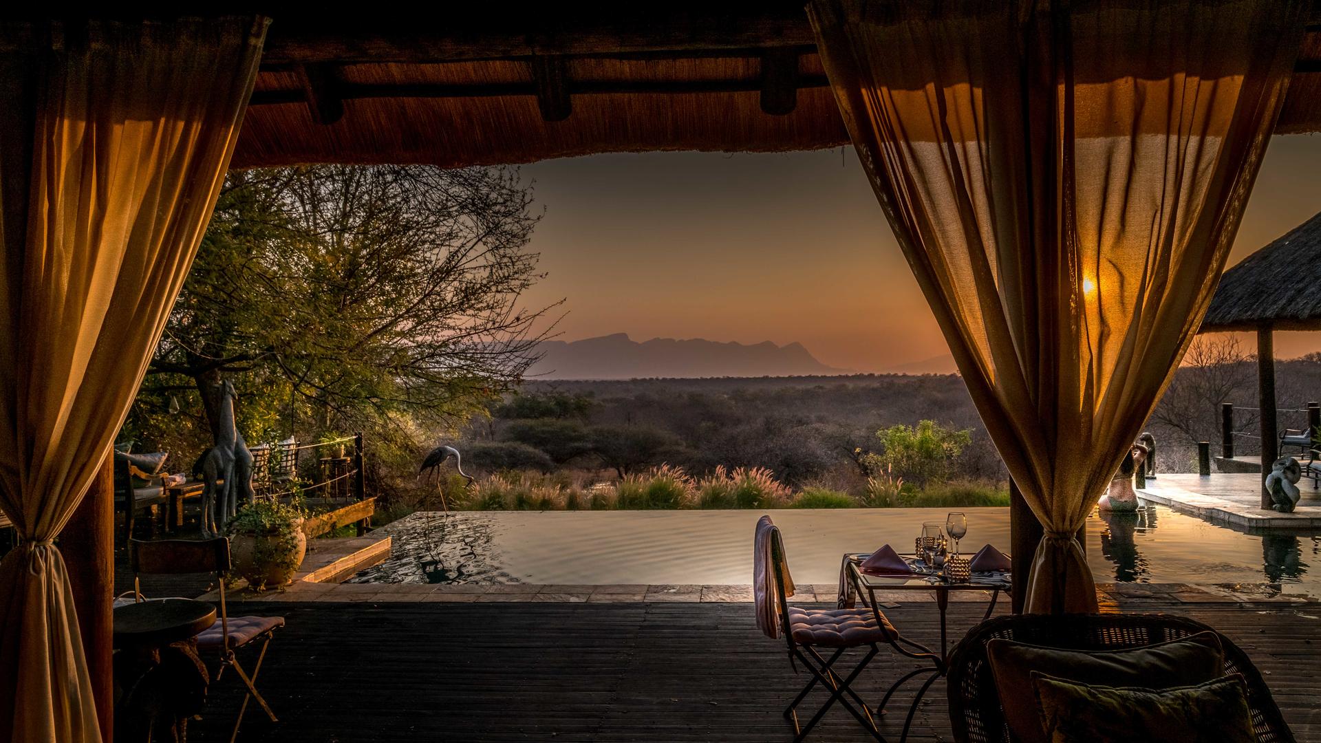 vista al tramonto dalla veranda con piscina del Khaya Ndlovu Manor House nella Riestspruit Game Reserve di Hoedspruit