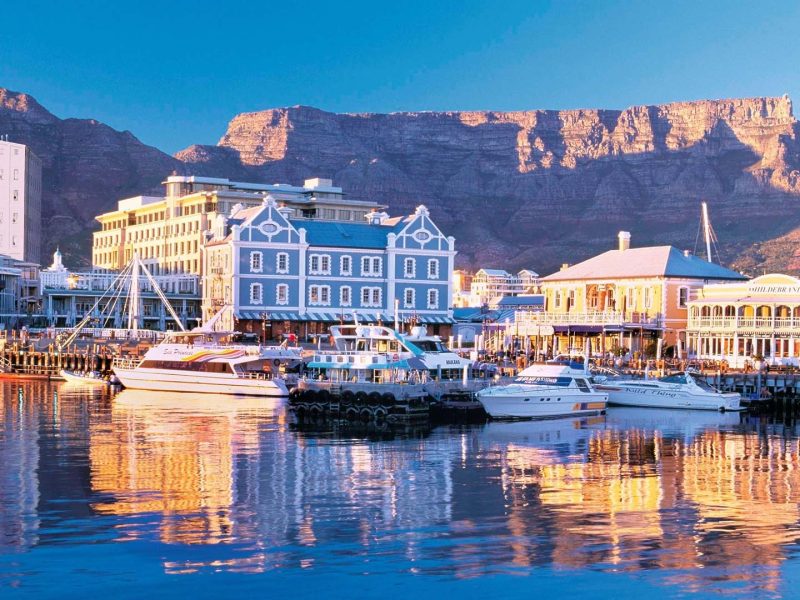 vista della Table Mountain dietro al Waterfront a Cape Town