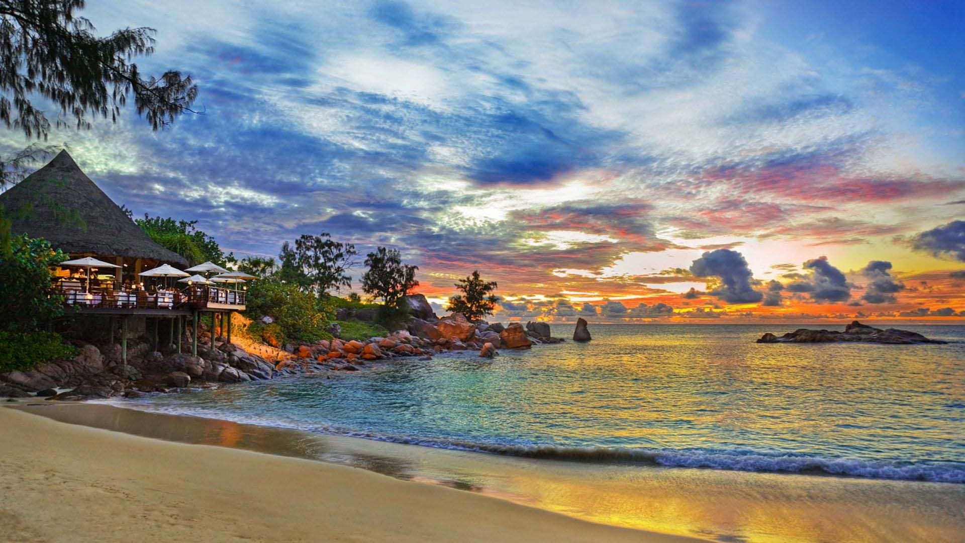 tramonto su una spiaggia dell'isola di Mahé, Seychelles