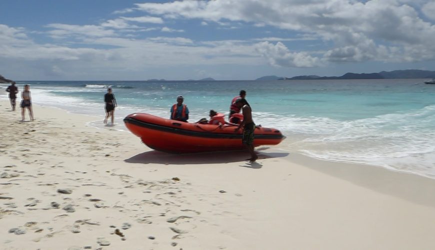 gommone sulla spiaggia di Aride Island
