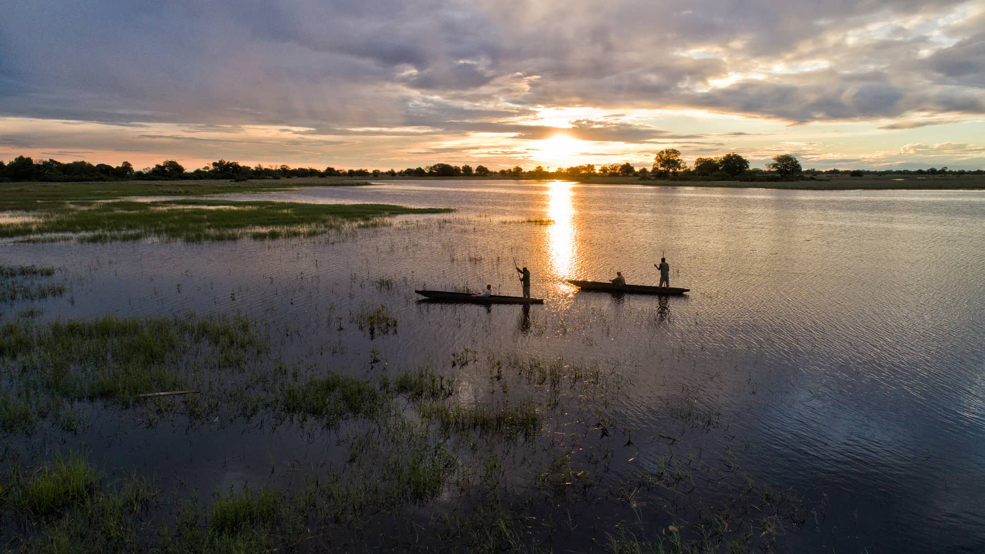 mokoro nel delta dell'okavango al tramonto