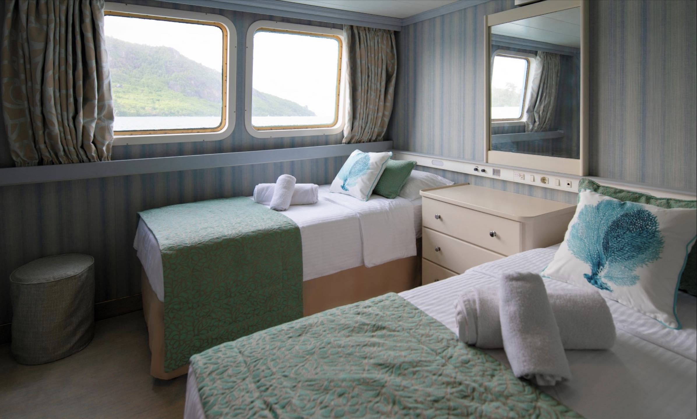 queen bed + letto singolo in cabina categoria C con finestra doppia a bordo della Pegasos