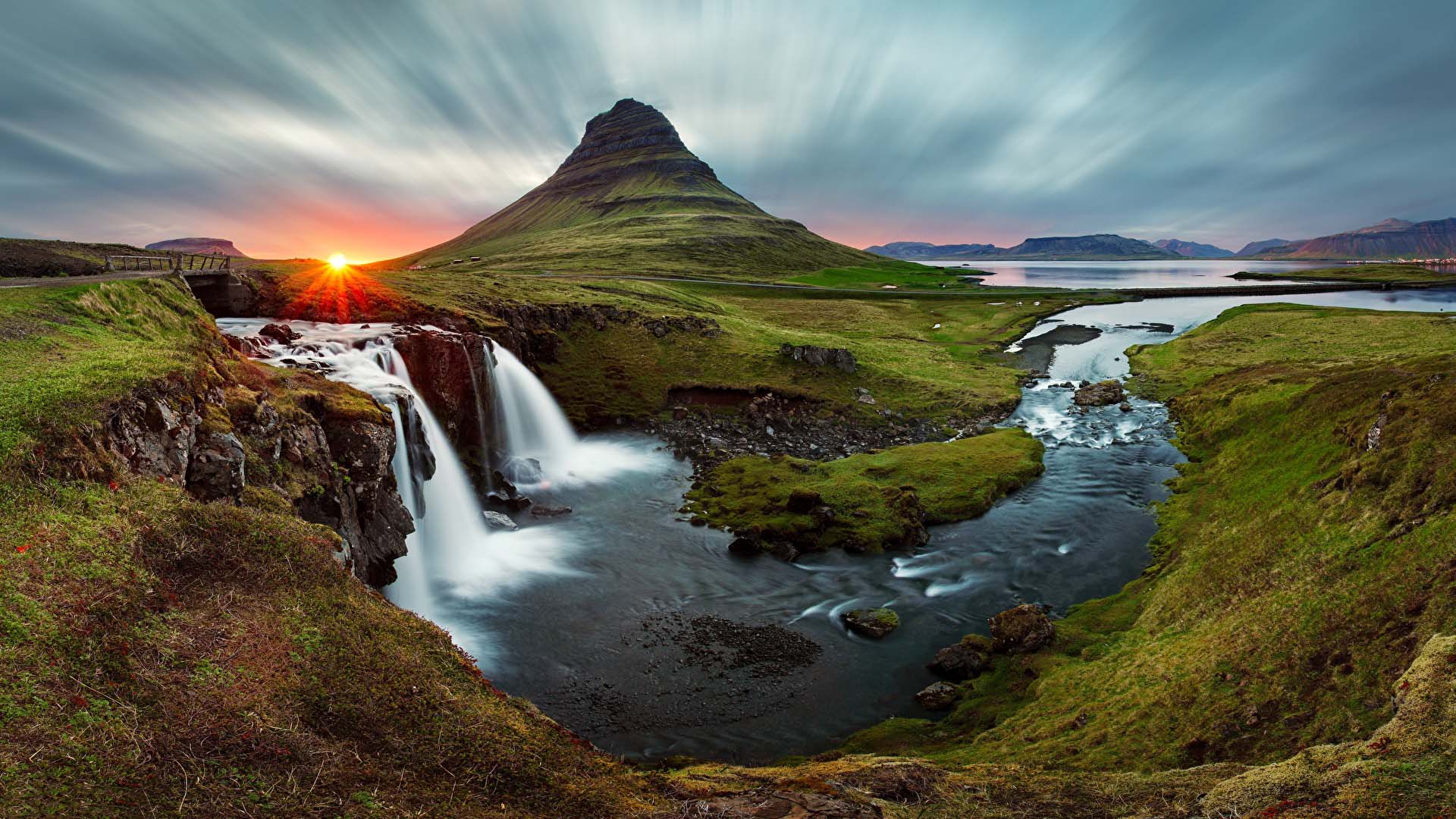 paesaggio islandese con cascate e tramonto