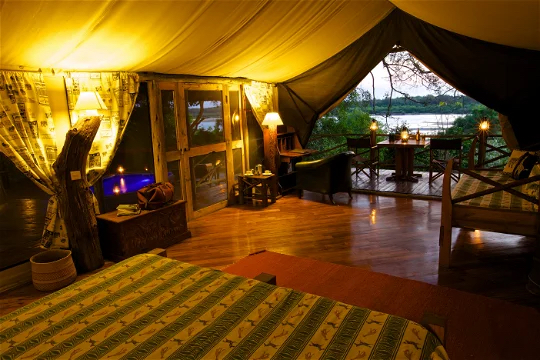 interni di una suite del Rufiji River Camp con vista sulla veranda e sul fiume