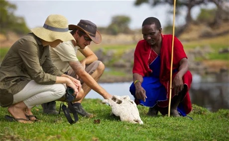 ruaha river lodge guiding guide locali mostrano un teschio ai turisti