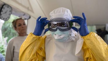 dottori con protezione da ebola